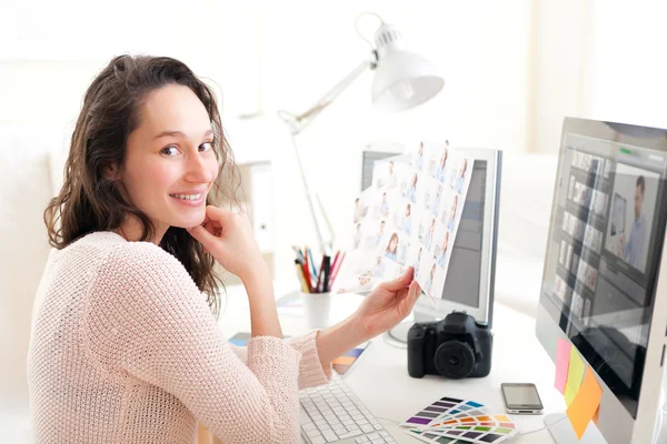 Jeune femme photographe choisissant des photos — Photo