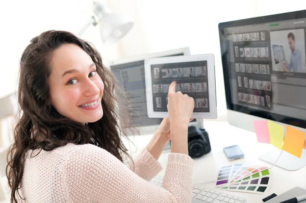 Ung kvinna fotograf att välja bilder på Tablet PC — Stockfoto