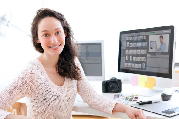 Jeune femme photographe travaillant dans son bureau — Photo