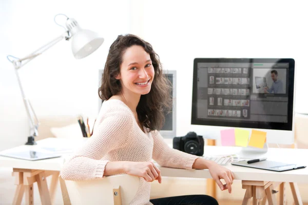 Young woman photographer working in her office — Stock Photo, Image