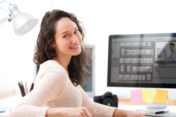 Ung kvinna fotograf arbetar på hennes kontor — Stockfoto
