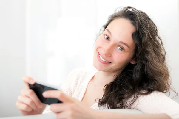 Young relaxed woman sending text — Stock Photo, Image