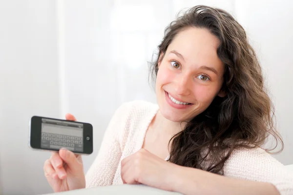 Joven mujer relajada enviando texto —  Fotos de Stock