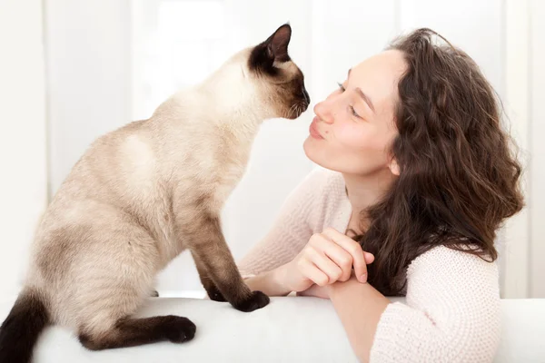 有美好的时光在家里与猫的女人 — 图库照片