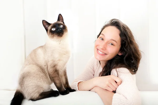 Mulher ter bons momentos em casa com gato — Fotografia de Stock