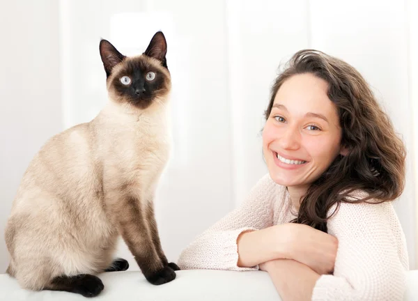 Kobieta o dobre czasy w domu z kotem — Zdjęcie stockowe
