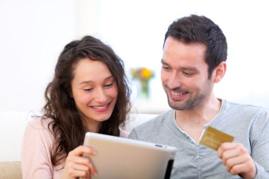 küçük mutlu bir çift bir tablet üzerinde alışveriş