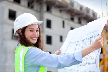 üzerinde bir inşaat işçisi kadın 