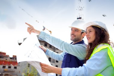 bir inşaat sitesinde ortak çalışanlar