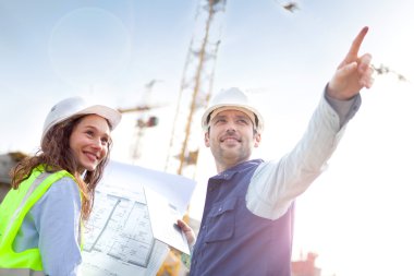 bir inşaatta çalışan iş arkadaşları