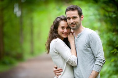 mutlu genç bir çift doğa portresi