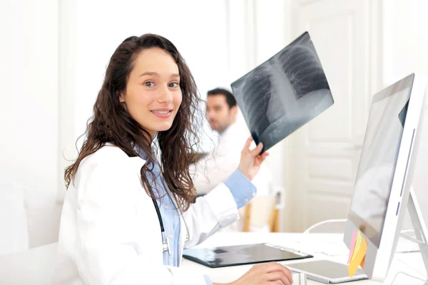 Médico mujer analizando rayos X — Foto de Stock
