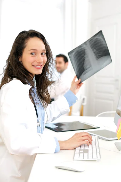 Woman doctor analysing X-ray — Stock Photo, Image