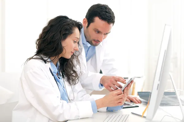 Doctor and nurse working on a X-ray — Stock Photo, Image