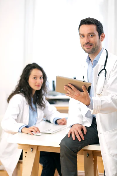 Retrato de un médico usando tableta y una enfermera —  Fotos de Stock