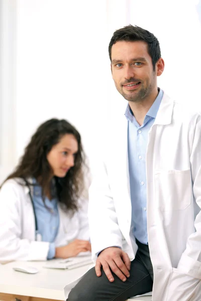 Retrato de um médico e de uma enfermeira que trabalha — Fotografia de Stock