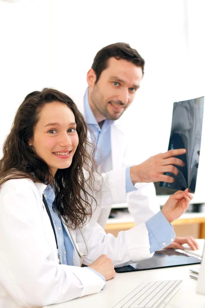 Doctor and nurse working on a X-ray — Stock Photo, Image