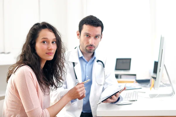 Doctor using tablet to inform patient — Stock Photo, Image