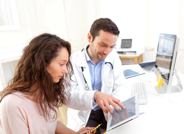 Arzt informiert Patienten mit Tablette — Stockfoto