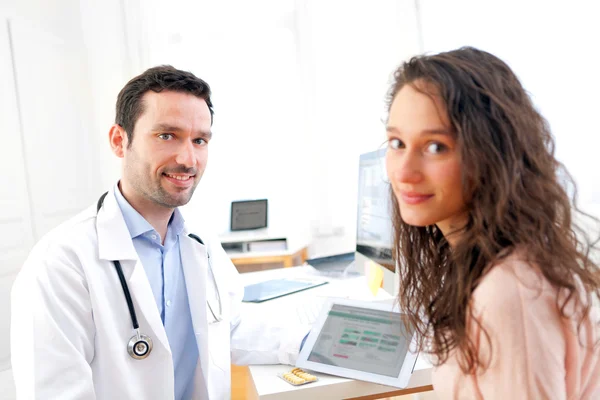 Lekarz informuje pacjenta za pomocą tabletu — Zdjęcie stockowe