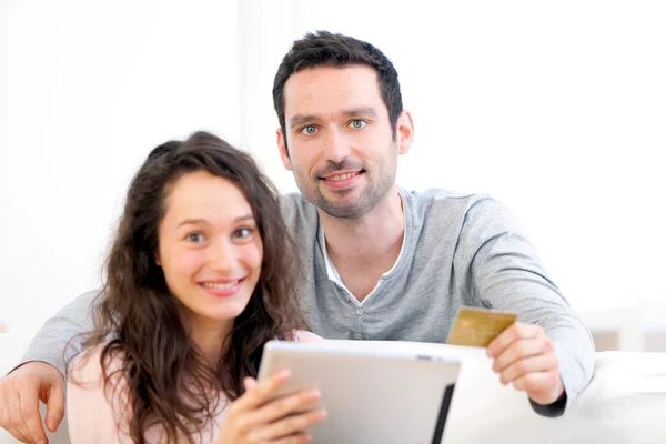 Jeune couple heureux faisant du shopping sur une tablette — Photo