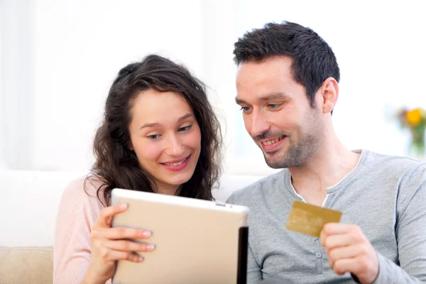 Giovane coppia felice shopping su un tablet — Foto Stock