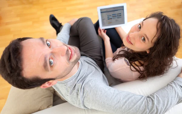 Feliz jovem casal surfar em um tablet — Fotografia de Stock