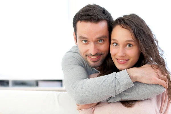 Portrait d'un jeune couple heureux — Photo