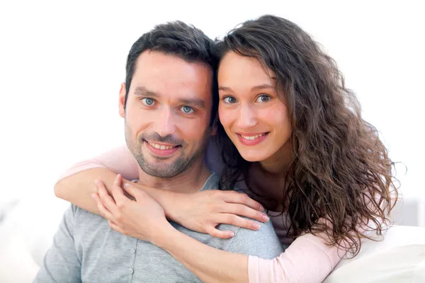 Portrét mladé šťastnému páru — Stock fotografie