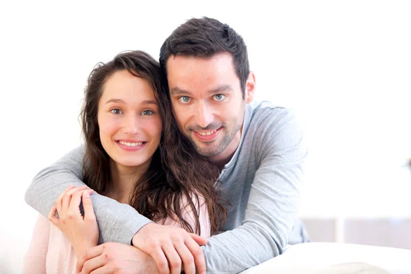 Portrét mladé šťastnému páru — Stock fotografie