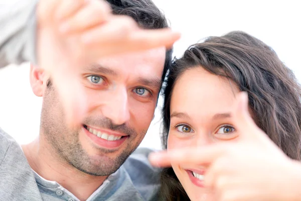 Pareja joven viendo la vida a través de la pantalla — Foto de Stock