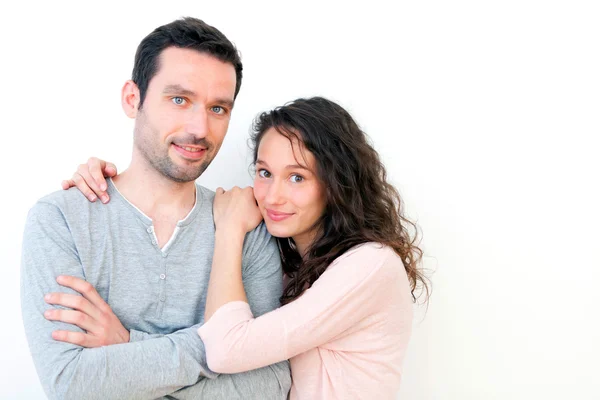 Retrato de una joven pareja feliz sobre un fondo blanco — Foto de Stock