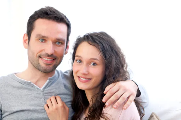 Portrait d'un jeune couple heureux — Photo