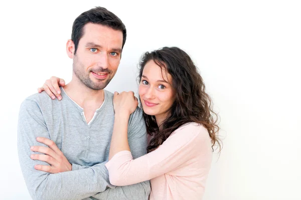 Retrato de um jovem casal feliz em um fundo branco — Fotografia de Stock