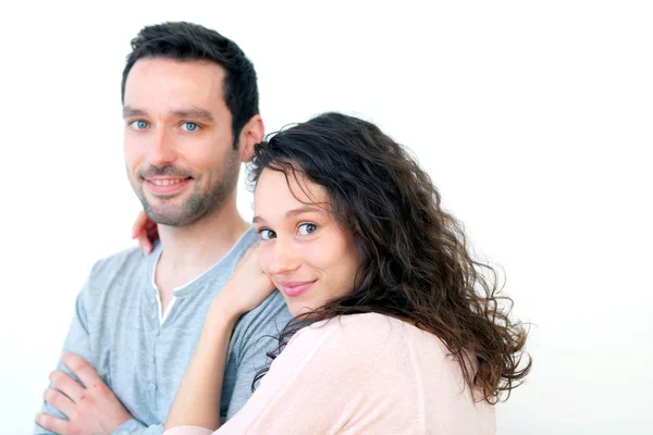 Retrato de um jovem casal feliz em um fundo branco — Fotografia de Stock