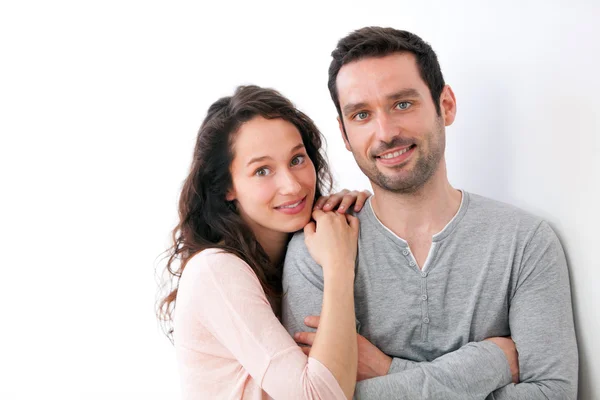 Retrato de um jovem casal feliz em um fundo branco — Fotografia de Stock