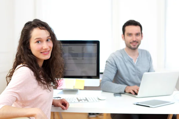 Jeune collègue attrayante au bureau — Photo