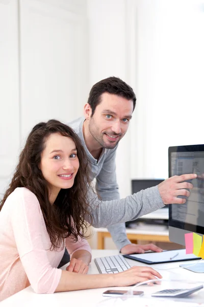 Hombre trabajando con su compañero de trabajo en la computadora — Foto de Stock