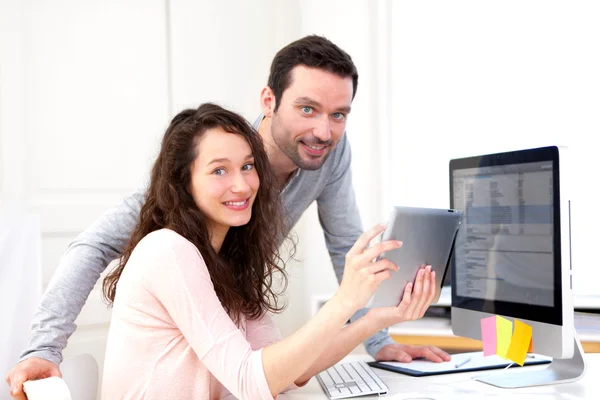 Donna che lavora su tablet con il suo collega — Foto Stock