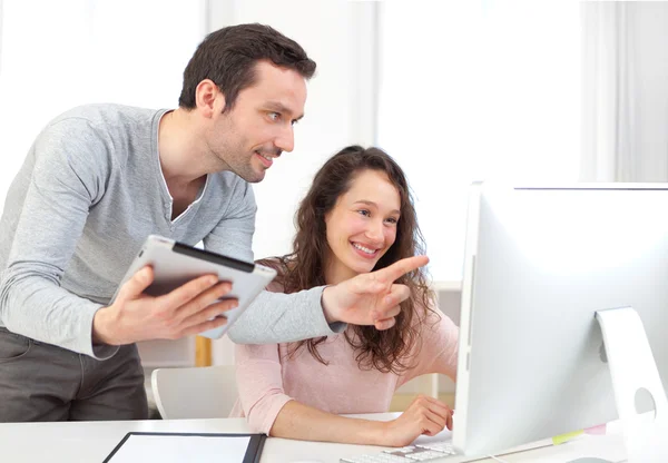 Homem trabalhando em tablet com seu colega de trabalho — Fotografia de Stock