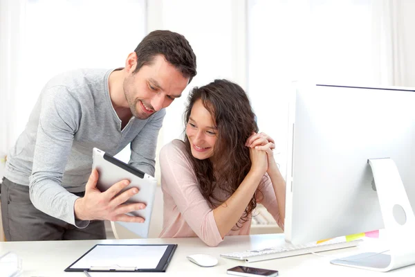 Man aan het werk op de Tablet PC met zijn mede-werker — Stockfoto