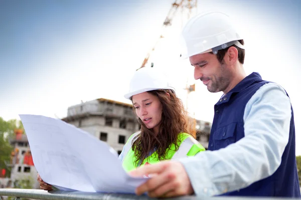 Co-workers working on a construction site — Stock Photo, Image