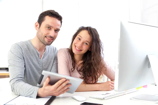 Hombre trabajando en tableta con su compañero de trabajo — Foto de Stock