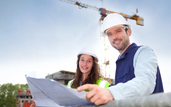 Co-workers working on a construction site — Stock Photo, Image