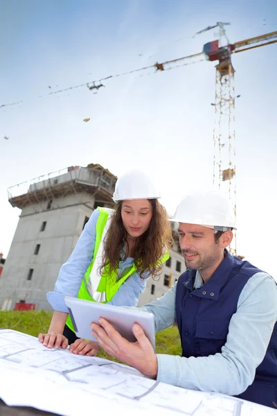 Co-workers working on a construction site — Stock Photo, Image