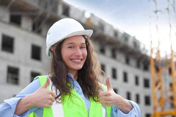 Kvinnan arbetar på en byggarbetsplats — Stockfoto