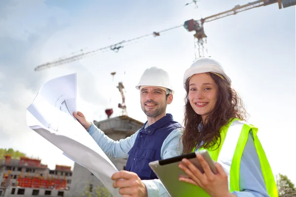 Co-workers working on a construction site — Stock Photo, Image