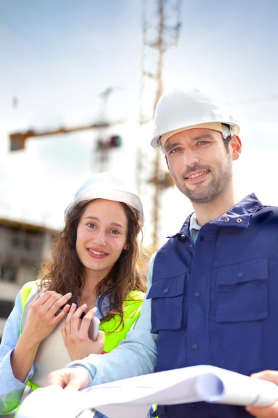 Co-workers working on a construction site — Stock Photo, Image