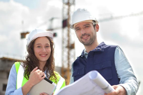 Colaboradores que trabajan en una obra de construcción — Foto de Stock