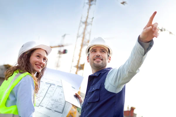 Co-workers working on a construction site — Stock Photo, Image